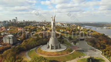 秋天基辅<strong>的祖国母亲</strong>纪念碑。